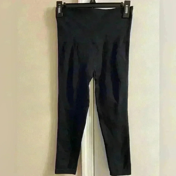 SPANX black cropped stretchy durable fabric‎ leggings. Medium - Picture 1 of 4